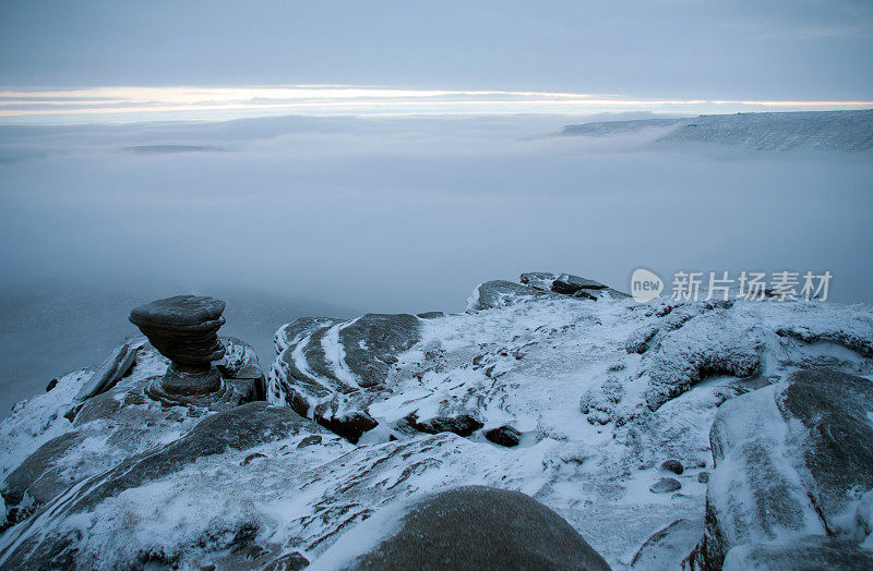 冬天的日出在Kinder Scout, Peak District UK